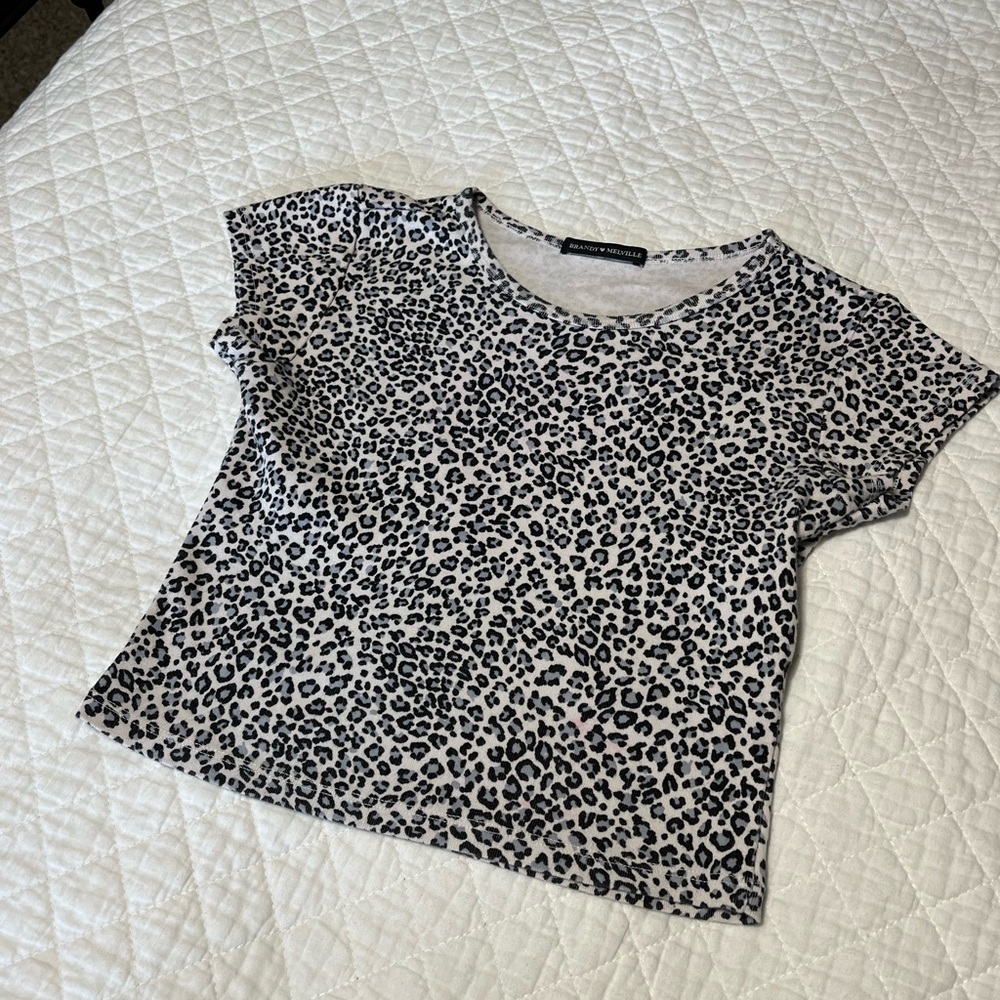 brandy melville leopard print blue baby tee one size (small)